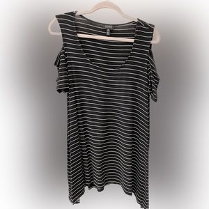 Jones New York Cold Shoulder Black & White top